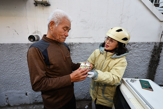 손금주 hy 프레시 매니저가 18일 서울 동대문구 청량리동 인근 주택가에서 독거노인들에게 야구르트 배달하고 있다. 김종호 기자