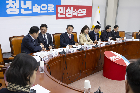 국민의힘 나경원 지방선거 총괄기획단 위원장과 위원들이 23일 국회에서 지선 총괄기획단 전체 회의를 시작하고 있다. 연합뉴스