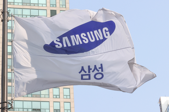 삼성전자가 22일 오후 사내 공지망에 하반기 '목표달성 장려금(TAI) 지급률을 공지했다. 사진은 이날 서울 서초구 삼성전자 서초사옥에 걸린 삼성 깃발. 연합뉴스 