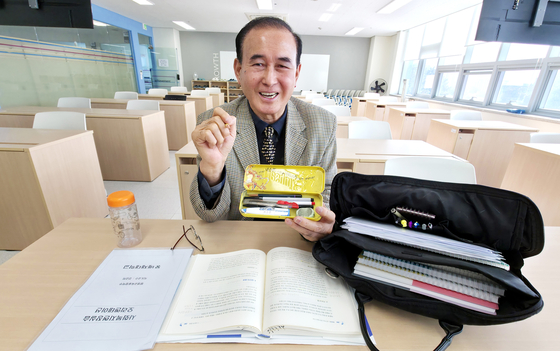 박도규씨가 가방 속 필기구와 책을 꺼내보이고 있다. 그의 가방 안엔 질서가 있었다. 김성태 객원기자