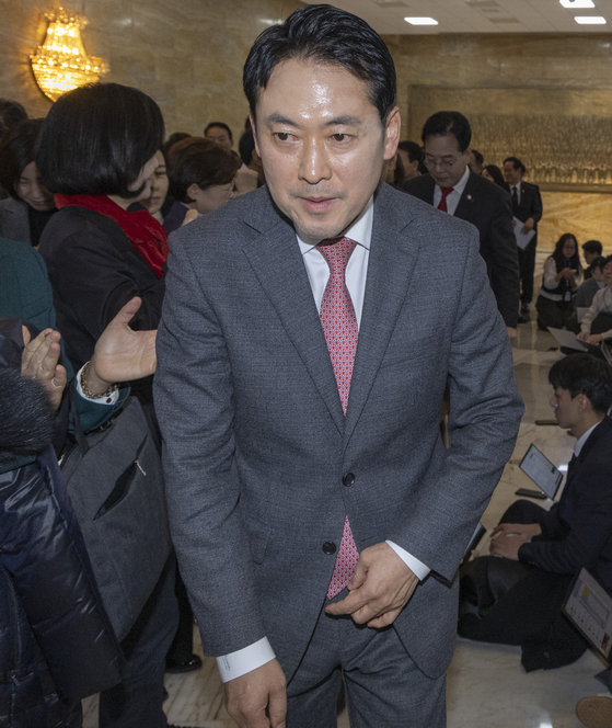 국민의힘 장동혁 대표가 23일 내란전담재판부법에 반대해 국회 본회의장에서 24시간 동안 홀로 국회에서 무제한 토론(필리버스터)뒤 로텐터홀에서 기자회견 가진 뒤 의원들의 박수를 받으며 떠나고 있다. 연합뉴스