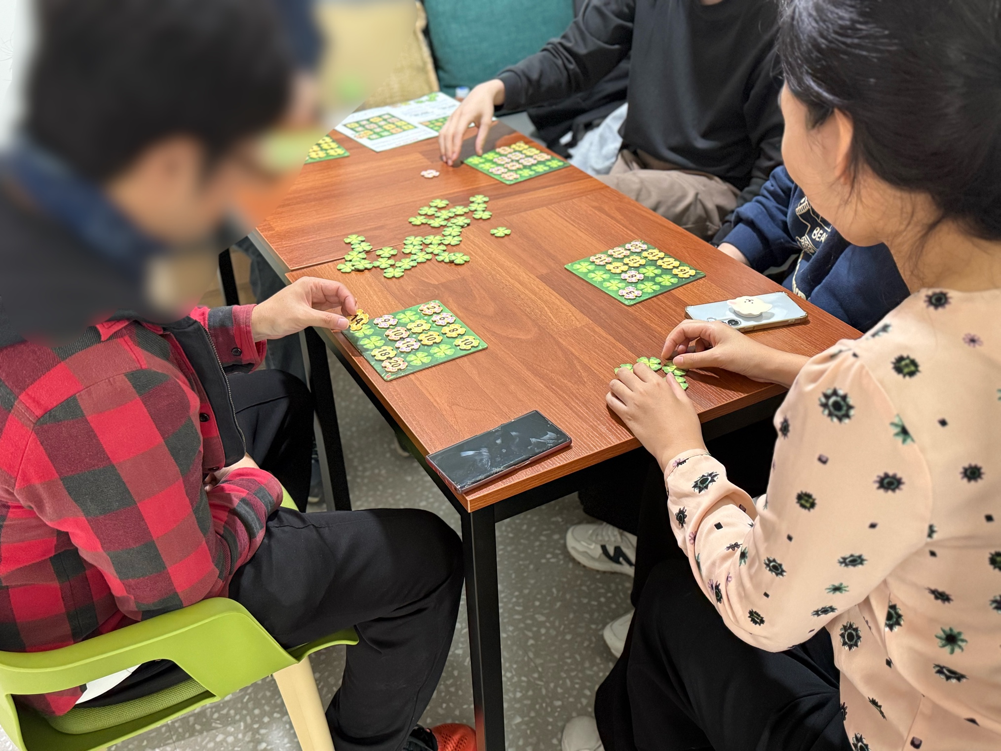 고립은둔청년을 지원하는 인천 청년미래센터에서 청년들이 보드게임을 함께 즐기는 모습. 이곳에서 만난 30대 김모씨는 "사람이 무서워 집에서 은둔하며 인터넷만 했었는데, 억지로라도 나와 사람들과 대화하니 사회의 일원이라는 기분이 들면서 자신감이 회복됐다"고 했다. 남수현 기자 