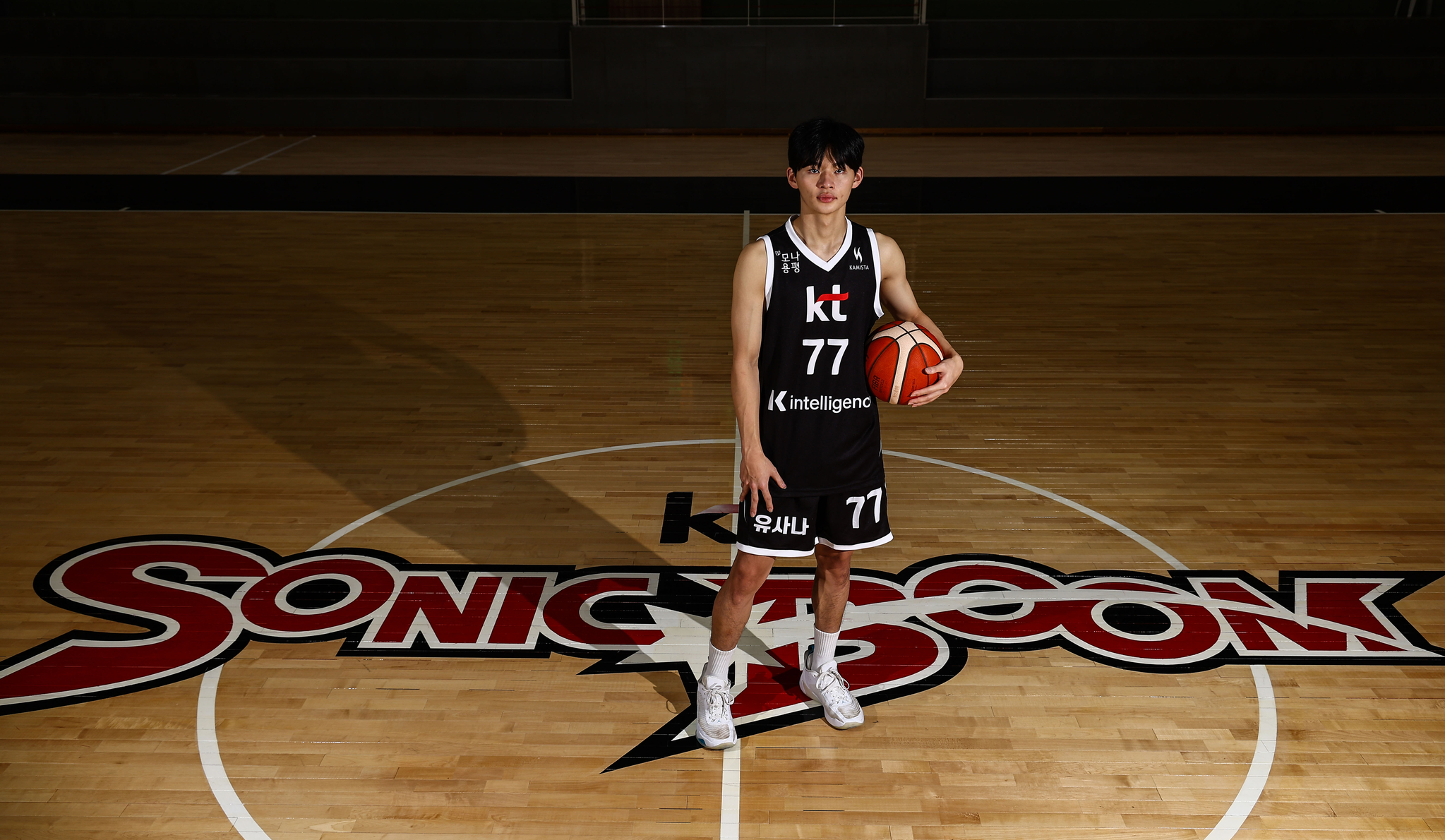 올해 프로농구 신인 26명 중 가장 돋보이는 수원 KT 강성욱. 등번호 77번을 달고 뛰어 ‘럭키 보이’라 불린다. 김종호 기자
