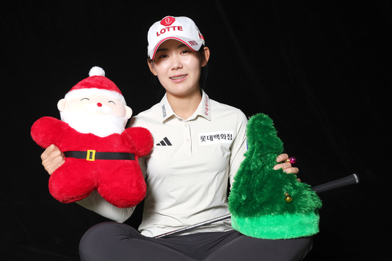 지난 22일 만난 항유민. 크리스마스를 맞아 산타클로스 인형과 트리 모자를 들고 밝게 웃고 있다. 황유민은 내년 LPGA 투어 출격을 앞두고 준비가 한창이다. 강정현 기자