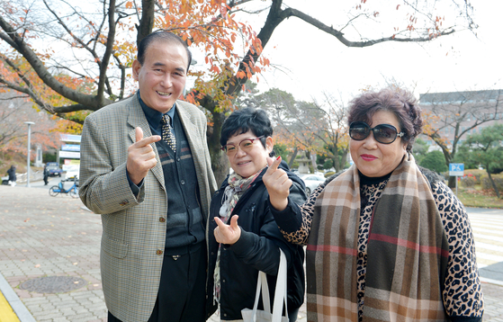 박도규씨가 대학 동기들과 다정하게 포즈를 취하고 있다. 김성태 객원기자