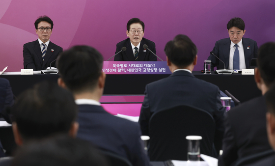 이재명 대통령이 23일 부산 동구 해양수산부 청사에서 열린 해수부 업무보고에서 발언하고 있다. 연합뉴스
