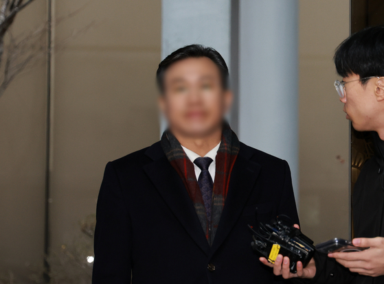 통일교 전 총무처장 조 모씨가 23일 서울 서대문구 경찰청에 참고인 신분으로 출석하고 있다. 조씨는 윤영호 전 통일교 세계본부장과 함께 근무하며 행정과 재정 실무를 총괄했던 핵심 인물로 알려져 있다. 뉴스1