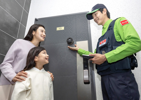 에스원이 삼성전자와 함께 출시한 ‘삼성 AI 도어 캠’이 현관문에 달려 있는 모습. [사진 에스원]