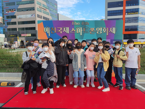 경북 예천에서 열린 제4회 국제스마트폰영화제에 참가한 하양초등학교 학생들. 이재영 교사는 학생들이 단편영화 출연, 제작을 통애 인성교육을 실현해 왔다. 이 교사는 22일 제13회 대한민국 인성시민교육대상에서 교육부장관상을 받는다. 사진 이재영 교사