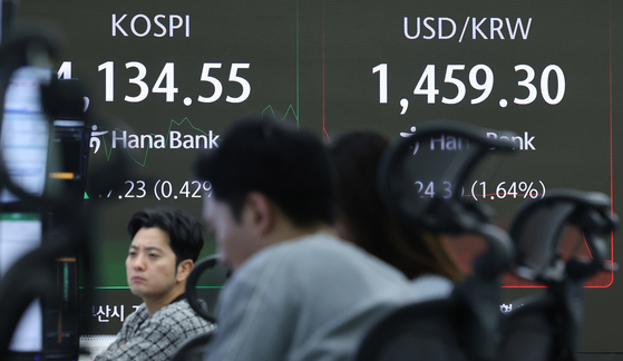 24일 서울 중구 하나은행 딜링룸 전광판에 달러·원 환율이 나타나고 있다. 뉴스1
