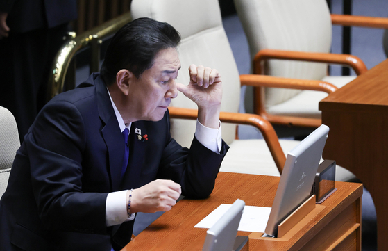 김병기 더불어민주당 원내대표가 24일 국회 본회의장에서 모니터를 바라보고 있다. 임현동 기자