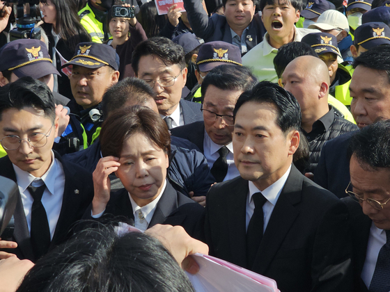 장동혁 국민의힘 대표와 양향자 최고위원이 11월 6일 오후 광주 북구 운정동 5·18민주묘지를 참배하려다 저지당하고 있다. 뉴스1