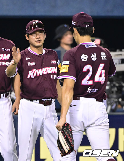 [OSEN=잠실, 조은정 기자]프로야구 키움 히어로즈가 LG 트윈스를 꺾고 위닝시리즈에 성공했다.키움은31일 서울 잠실구장에서 열린 2025 KBO리그 LG와 시즌 15차전 맞대결에서 6-5로 승리했다.키움은 5-5 동점인 9회 1사 1,2루에서 대타 김태진의 땅볼 타구 때 유격수 포구 실책으로 결승점을 얻었다.키움 설종진 감독대행이 송성문과 승리를 기뻐하고 있다. 2025.08.31 /cej@osen.co.kr