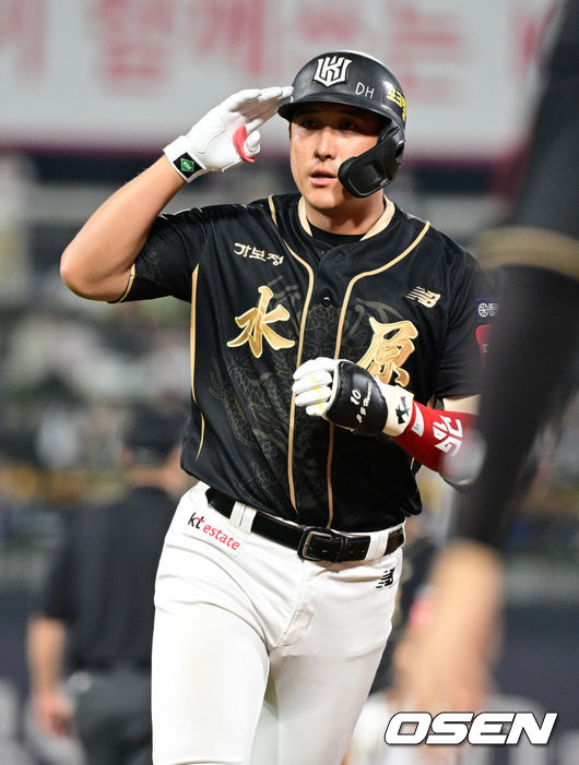 [OSEN=수원, 조은정 기자]9일 오후 수원 KT 위즈 파크에서 ‘2025 신한 SOL BANK KBO리그’ KT 위즈와 두산베어스의 경기가 열렸다. 이날 경기 KT는 소형준을, 두산은 곽빈을 선발투수로 내세웠다.7회말 1사 1,3루에서 KT 황재균이 적시타를 날린 뒤 세리머니를 하고 있다. 2025.09.09 /cej@osen.co.kr