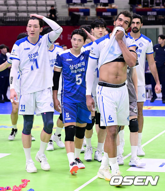[OSEN=장충, 최규한 기자] 23일 경기도 수원체육관에서 ‘진에어 2025~2026 프로배구 V리그’ 남자부 한국전력과 삼성화재의 경기가 열렸다.이날 경기는 홈팀 한국전력이 세트스코어 3-2(25-27, 25-19, 23-25, 25-15, 19-17)로 승리하며 4위로 도약했다.경기를 마치고 삼성화재 선수들이 아쉬워하고 있다. 2025.12.23 / dreamer@osen.co.kr