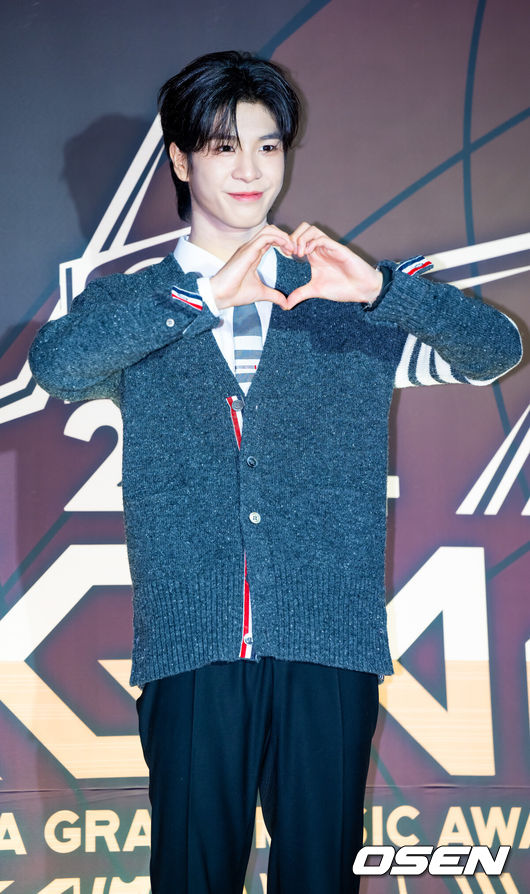 [OSEN=인천, 민경훈 기자] 16일 오후 인천 영종도의 한 리조트 공연장 미팅룸에서 '제1회 코리아 그랜드 뮤직 어워즈(KGMA)' 1일차 레드카펫 포토월 행사가 진행됐다.16일과 17일 양일간 열리는 '2024 KGMA'는 새로운 K팝 축제를 표방하는 시상식으로 배우 남지현과 뉴진스 하니, 에스파 윈터가 이틀에 걸쳐 MC로 호흡을 맞춘다.JD1(정동원)이 입장하며 포즈를 취하고 있다. 2024.11.16 / rumi@osen.co.kr