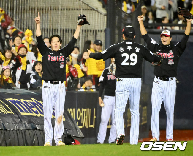 [OSEN=잠실, 민경훈 기자] 2025 시즌 통합 우승을 거머쥔 LG 트윈스가 1일 오후 서울 잠실야구장에서 ‘한국시리즈 통합우승 IN 잠실' 행사를 가졌다.이날 행사에는 팬들을 위한 트로피 퍼포먼스, 선수단 그라운드 행진, 비하인드 스몰토크, 선수단 샴페인 샤워, 이벤트 매치 등 다양한 프로그램이 펼쳐졌다.팬들을 위한 이벤트 경기에서 LG 임찬규가 호수비를 한 후 기뻐하고 있다 2025.11.01 / rumi@osen.co.kr