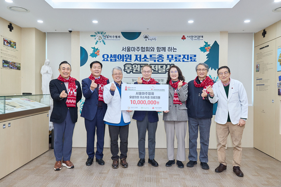 서울마주협회에서 22일 서울 요셉의원에 1000만원을 기부했다. 왼쪽부터 서울마주협회 조건진 홍보위원장, 백국인 부회장, 요셉의원 고영초 원장, 서울마주협회 조용학 회장, 서울사회복지공동모금회 최윤경 모금사업팀장, 요셉의원 홍근표 신부, 변영남 마주. 사진 서울마주협회