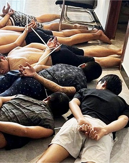 지난 7월 캄보디아 경찰이 프놈펜에서 검거한 범죄단체 조직원들. [EPA=연합뉴스]