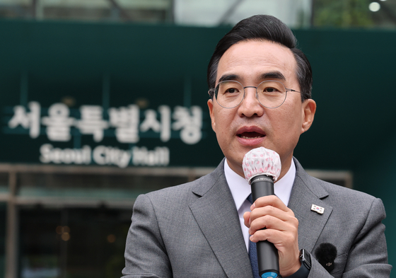 박홍근 더불어민주당 의원이 지난달 26일 서울시청 앞에서 내년 6월 치러지는 서울시장 선거 출마 선언을 하고 있다.뉴스1