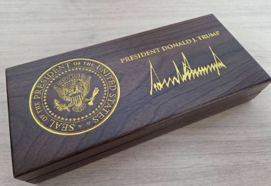 도널드 트럼프 미국 대통령이 이재명 대통령에게 ‘백악관 황금열쇠’를 선물했다고 대통령실 강훈식 비서실장이 24일 밝히며 공개한 사진. 사진 SNS 캡처