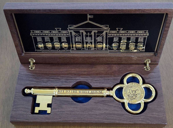 도널드 트럼프 미국 대통령이 이재명 대통령에게 ‘백악관 황금열쇠’를 선물했다고 대통령실 강훈식 비서실장이 24일 밝히며 공개한 사진. 사진 SNS 캡처