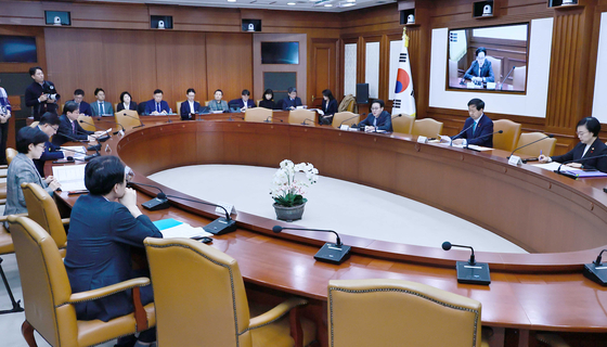24일 서울 종로구 정부서울청사에서 경제관계장관회의 겸 산업경쟁력강화 관계장관회의가 열리고 있다. 연합뉴스