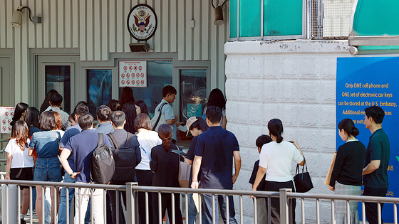  지난 9월 15일서울 종로구 주한미국대사관에서 미국 비자를 발급받으려는 시민들이 줄을 서고 있다. 전날 외교부는 박윤주 외교부 1차관이 크리스토퍼 랜도 미 국무부 부장관을 만나 미 조지아주 한국인 근로자 구금 사태 해결, 비자 제도 개선 협력 등에 관해 협의했다고 밝혔다. 연합뉴스