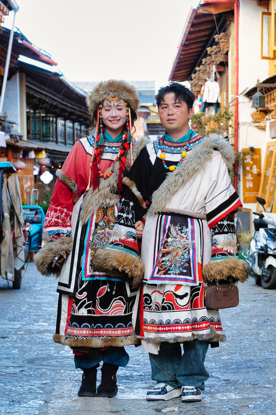 송림찬사에는 장족 전통 복장을 입고 사진을 찍으려는 중국 MZ 세대의 발길이 끊이지 않는다.