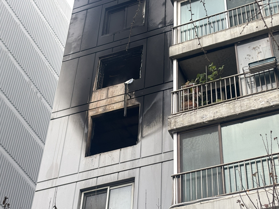 24일 오전 서울 송파구 올림픽선수·기자촌아파트 화재 현장. 류효림 기자