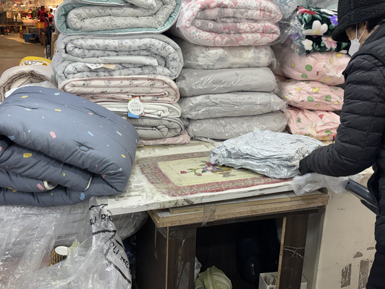 한 직원이 이불을 진공 압축 포장하고 있다. 곽주영 기자