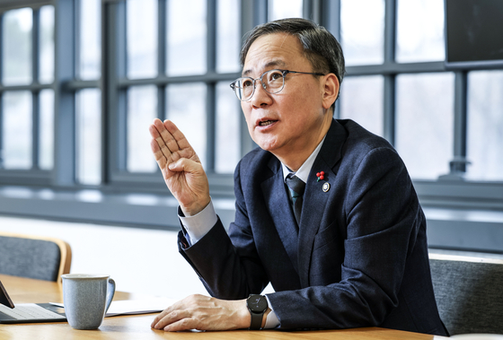 김영수 문화체육관광부 1차관은 지난 23일 중앙일보와의 인터뷰에서 "극장은 대체할 수 없는 가치가 있다"라고 말했다. 김성룡 기자