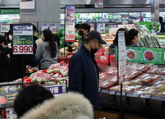 먹거리 가격이 오르며 체감 물가를 끌어올리고 있다. 사진은 서울의 한 대형마트. 연합뉴스