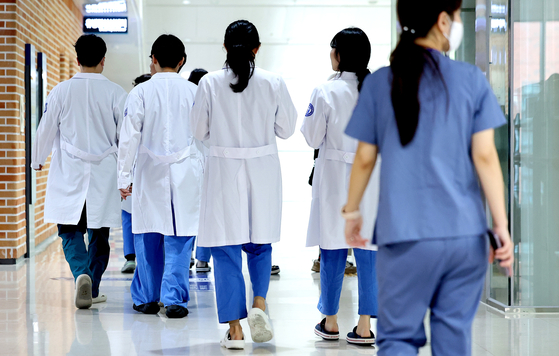 대구 시내의 한 대학병원에서 의료진들이 이동하고 있다. 뉴시스