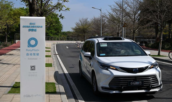 3월 11일 광둥(廣東)성 광저우(廣州)시 난사(南沙)구 승강장에 정차 중인 샤오마즈싱(小馬智行·Pony.ai) 로보택시. 신화통신 