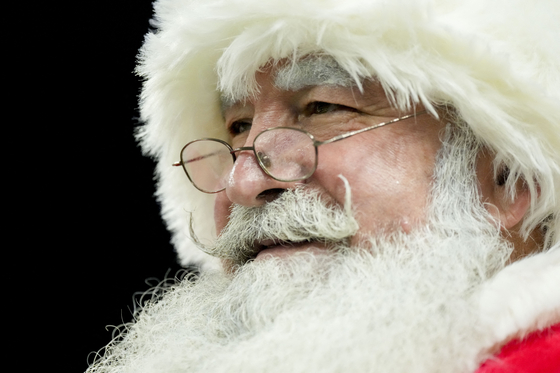 산타클로스 복장을 한 미식축구 팬. 로이터=연합뉴스