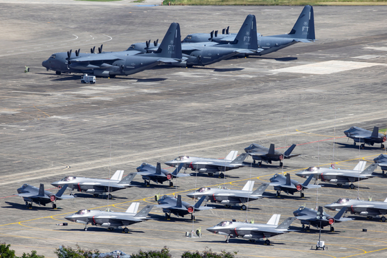미 공군 F-35A, 미 해병대 F-35B 등 미군 소속 항공기가 23일(현지시간) 푸에르토리코 옛 루즈벨트 로드 해군 기지 활주로에 정차해 있는 모습. 로이터=연합뉴스