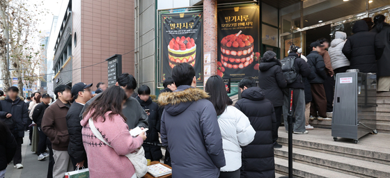 크리스마스를 이틀 앞두고 딸기시루가 출시된 23일 대전 중구 성심당 일대에 빵을 사려는 고객들이 차례를 기다리고 있다. 뉴스1