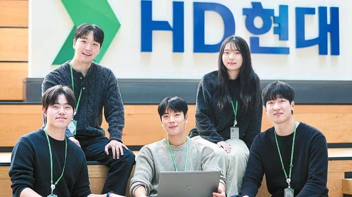 2025학년도 2학기 현장실습학기제에 참여해 HD현대인프라코어에서 현장실습을 하고 있는 인하대 학생들. [사진 인하대]