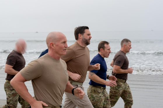 밴스 부통령이 네이비실과 90분간 고강도 체력 훈련에 참여했다. 사진 SNS 캡처 
