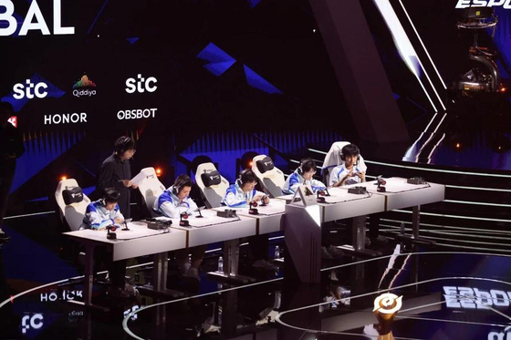 사우디아라비아 수도 리야드에서 열린 '2025년 e스포츠 월드컵' 왕자영요(王者榮耀) 결승전에서 중국 AG.AL팀이 중국 TT Global팀을 4대 3으로 이기고 우승을 차지했다. 신화통신