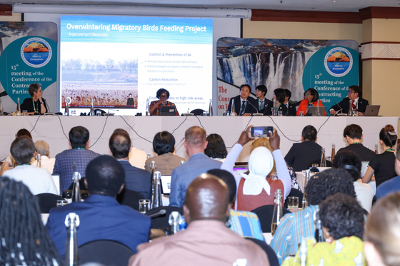 이동환 고양시장(오른쪽)이 지난 7월 람사르협약 당사국총회(COP15)에 습지보전 우수사례 도시로 초청돼 ‘드론 활용 철새 먹이주기 사업’을 발표하고 있다. 사진 고양시