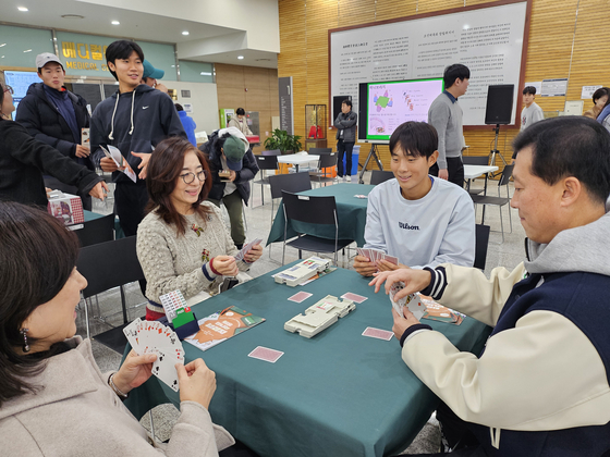 한국브리지협회 김혜영 회장과 김택수 진천선수촌장이 23일 진천선수촌에서 브리지 게임을 하고 있다. 고봉준 기자