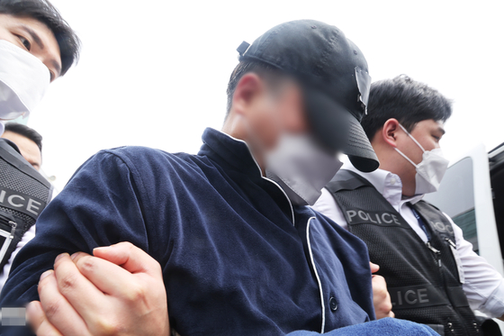 부모와 처자식 등 일가족 5명을 살해해 살인 및 존속살인 혐의로 항소심에서 무기징역이 선고된 이모씨. 연합뉴스