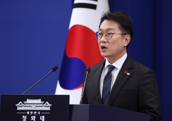 김남준 대변인이 24일 청와대 춘추관에서 이재명 대통령과 김혜경 여사의 희귀 질환 환우·가족 현장 간담회 참석 관련 브리핑을 하고 있다. 연합뉴스