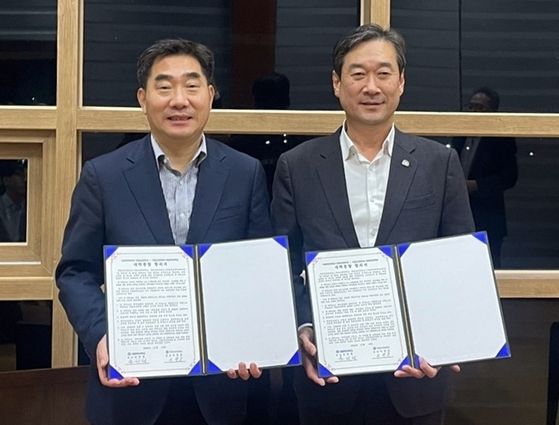 송하철 목포대 총장(오른쪽)과 이병운 순천대 총장이 지난해 11월 15일 오후 ‘대학 통합 합의서’에 서명한 후 기념촬영을 하고 있다. 연합뉴스