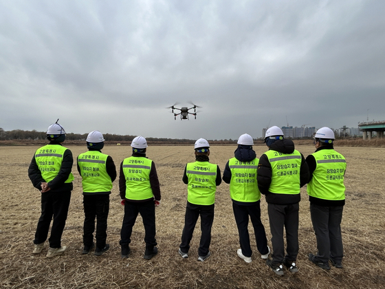 경기도 고양시 장항습지에서 드론을 활용해 철새 먹이 주기 활동을 진행 중인 자원봉사단. 사진 고양시