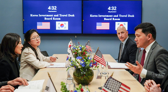 김진아 외교부 제2차관이 5일 서울 종로구 주한미국대사관 내에 새롭게 설치된 한국 투자기업 전담창구, 일명 ‘키트 데스크(KIT Desk)’를 방문하고 케빈 킴(Kevin Kim) 주한미국대사대리와 함께 한미 상용방문 및 비자 워킹그룹에 대해 논의하고 있다.뉴스1