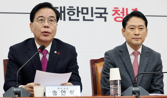 국민의힘 송언석 원내대표(왼쪽)가 22일 국회에서 열린 최고위원회의에서 발언하고 있다. 오른쪽 장동혁 대표. 연합뉴스