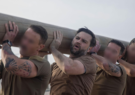 밴스 부통령이 네이비실과 90분간 고강도 체력 훈련에 참여했다. 사진 SNS 캡처 